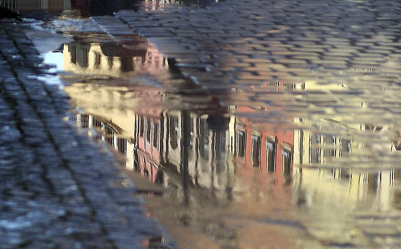 北京暴雨新闻，城市水世界中的生存考验